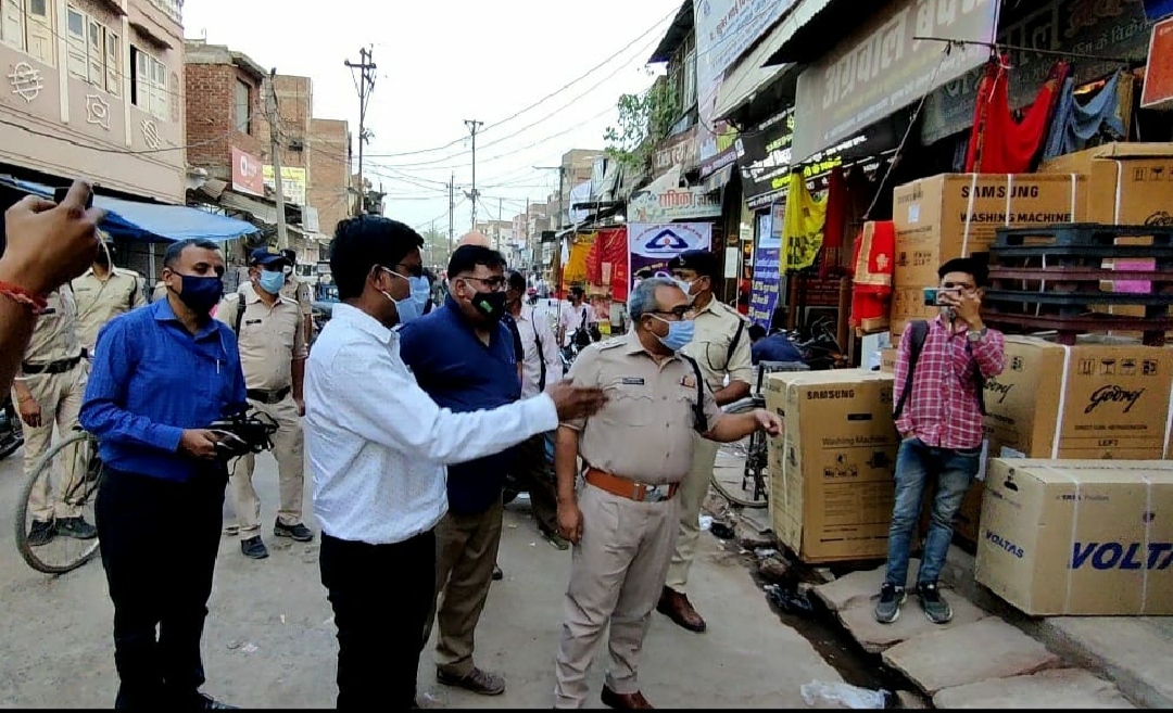 कलेक्टर व पुलिस अधीक्षक ने संयुक्त रूप से कोरोना के खिलाप जंग में व्यापारियों से सहयोग करने की अपील कलेक्टर व पुलिस अधीक्षक ने संयुक्त रूप से कोरोना के खिलाप जंग में व्यापारियों से सहयोग करने की अपील