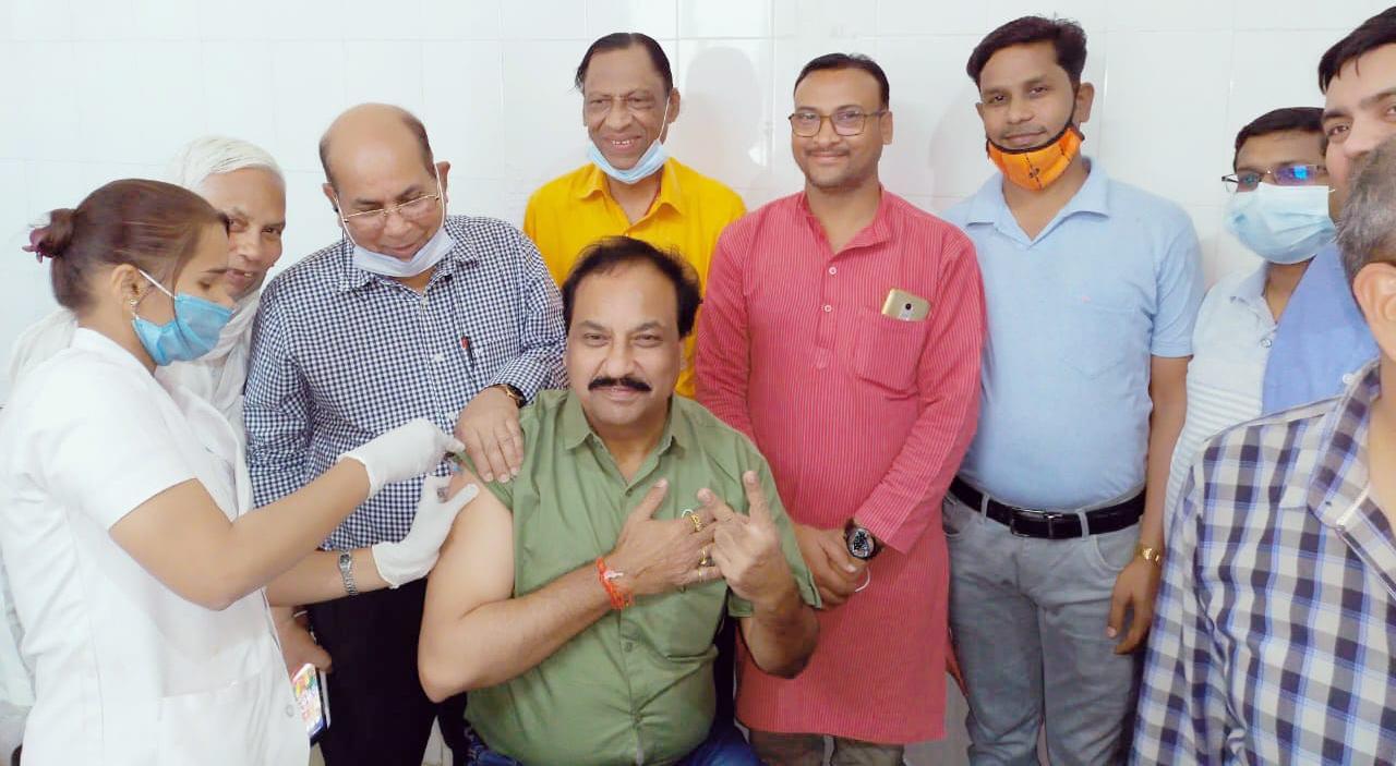 भाजपा नेता डॉ रमेश दुबे ने पूरे परिवार सहित लगवाया कोरोना टीका, कहा कोरोना पर विजय के लिए टीकाकरण बहुत जरूरी।