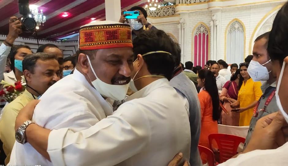 चम्बल के विकास के लिए मेरा रोम रोम समर्पित- केंद्रीय मंत्री सिंधिया
डॉ रमेश दुबे को गले लगाकर की जनसेवा की भूरी भूरी प्रशंसा