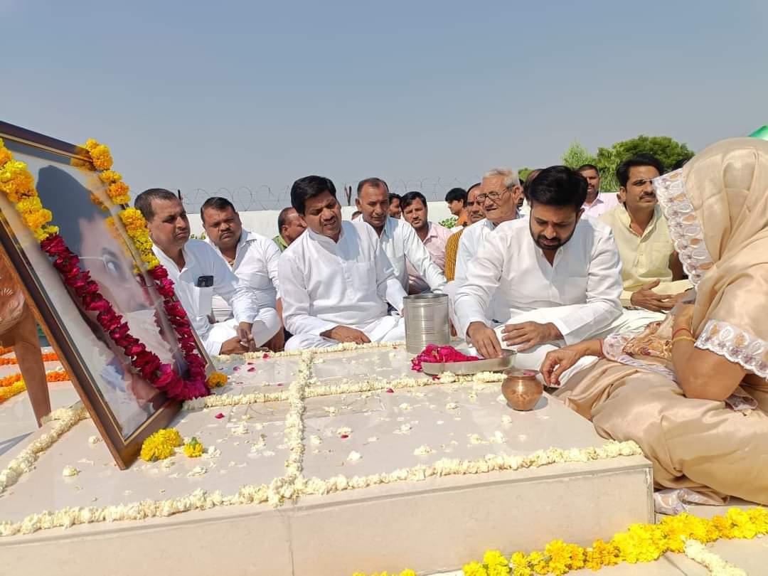 पूर्व नेता  प्रतिपक्ष कटारे की पुण्यतिथि पर कांग्रेस नेताओं ने किया नमन।
