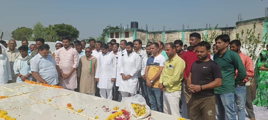 पूर्व नेता प्रतिपक्ष कटारे की पुण्यतिथि पर कांग्रेस नेताओं ने किया नमन।
पूर्व नेता प्रतिपक्ष कटारे की पुण्यतिथि पर कांग्रेस नेताओं ने किया नमन।