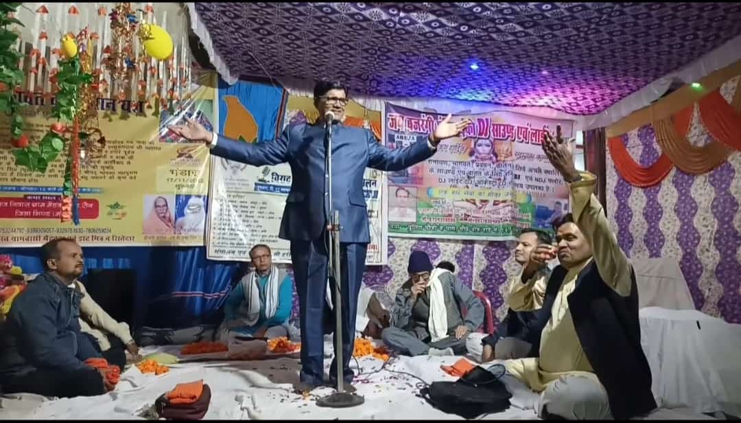 गरज़ ये है कि दिल बेचैन, आठों याम रहता है
