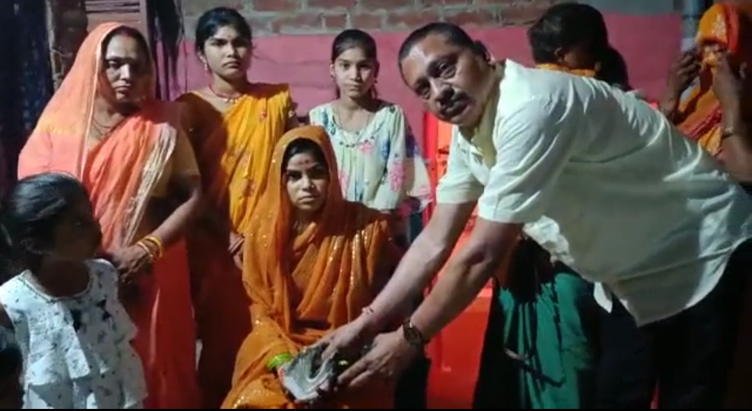 गरीब बच्चियों की शादी में भिण्ड के समाज सेवियों ने बढ़ाए हांथ
(शादी का खर्चा स्वेच्छा से उठाया,और लिया कन्या दान)