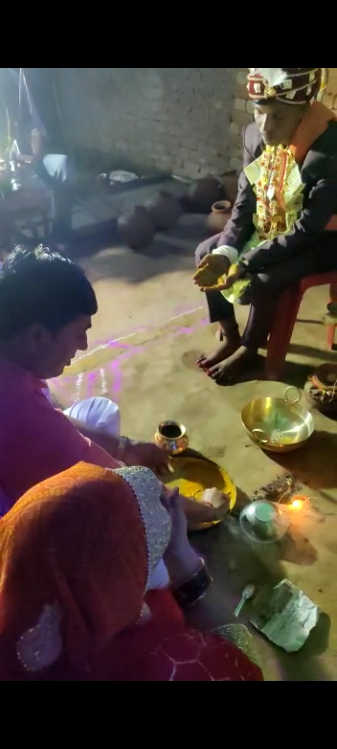 गरीब बच्चियों की शादी में भिण्ड के समाज सेवियों ने बढ़ाए हांथ
(शादी का खर्चा स्वेच्छा से उठाया,और लिया कन्या दान) गरीब बच्चियों की शादी में भिण्ड के समाज सेवियों ने बढ़ाए हांथ
(शादी का खर्चा स्वेच्छा से उठाया,और लिया कन्या दान)