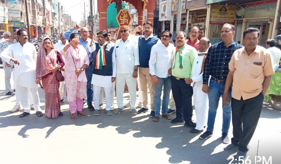 नगर कांग्रेस ने मंत्री प्रह्लाद पटेल का पुतला जलाया नगर कांग्रेस ने मंत्री प्रह्लाद पटेल का पुतला जलाया