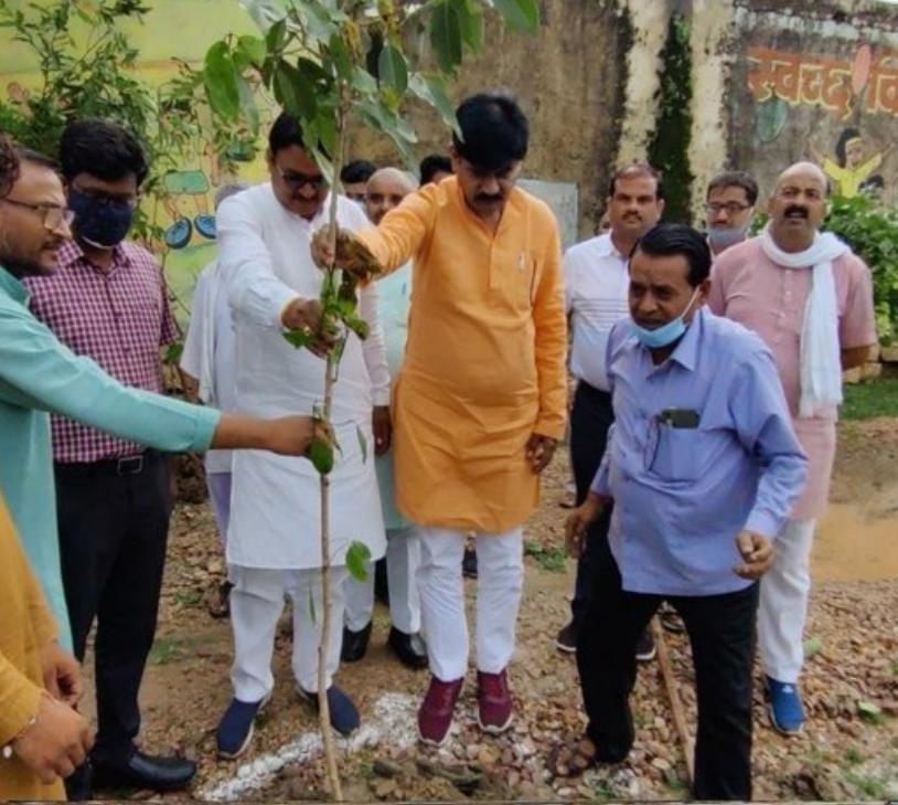 राज्यमंत्री भदौरिया ने नमो उपवन के तहत वृक्षारोपण किया
