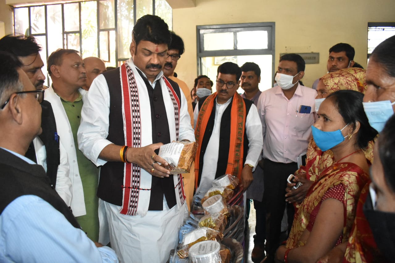प्रभारी मंत्री ने आंगनवाड़ी के बच्चों को कपड़े व पोषण आहार वितरित किए