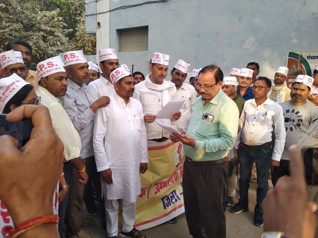 आजाद अध्यापक संघ ने सयुक्त मोर्चा के बैनरतले मुख्यमंत्री के नाम से प्रशासन को सौप ज्ञापन