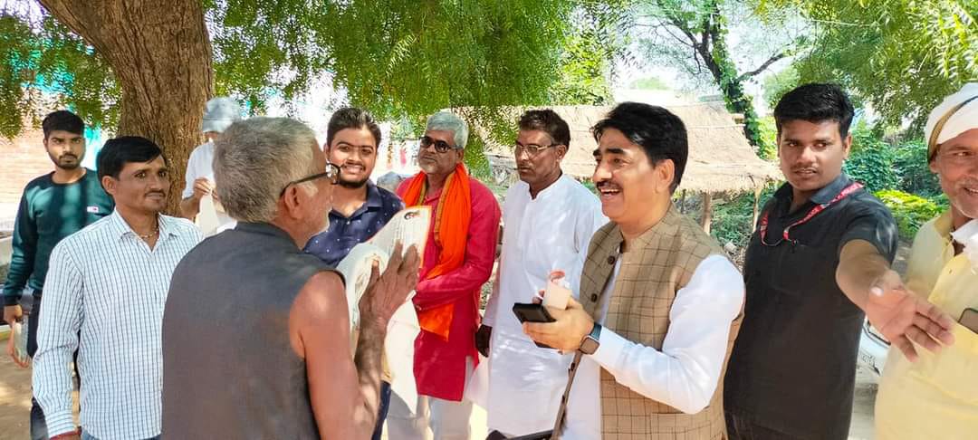 पीले चावल और आमंत्रण पत्र देकर हनुमंत कथा सुनने आमंत्रित कर रहे मुख्य यजमान भारद्वाज 
