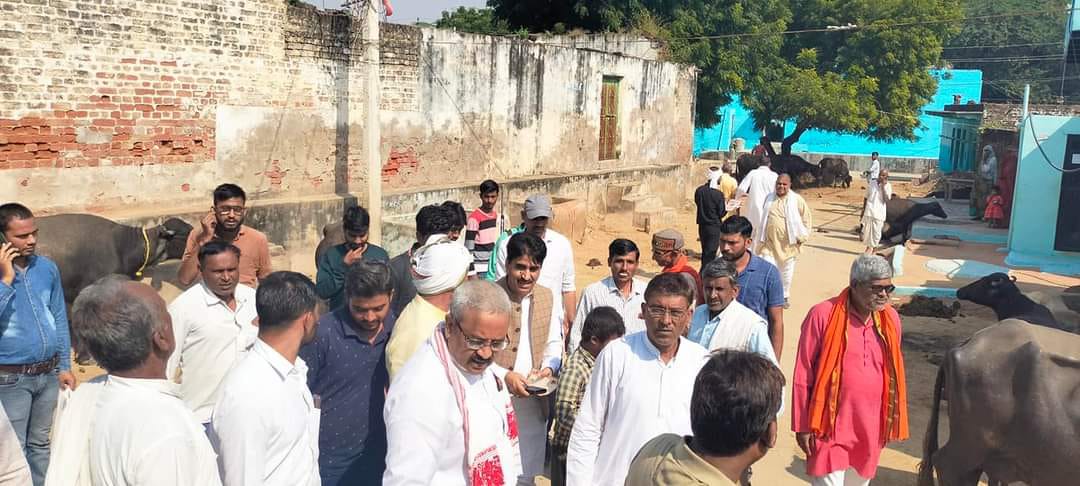 पीले चावल और आमंत्रण पत्र देकर हनुमंत कथा सुनने आमंत्रित कर रहे मुख्य यजमान भारद्वाज
पीले चावल और आमंत्रण पत्र देकर हनुमंत कथा सुनने आमंत्रित कर रहे मुख्य यजमान भारद्वाज
