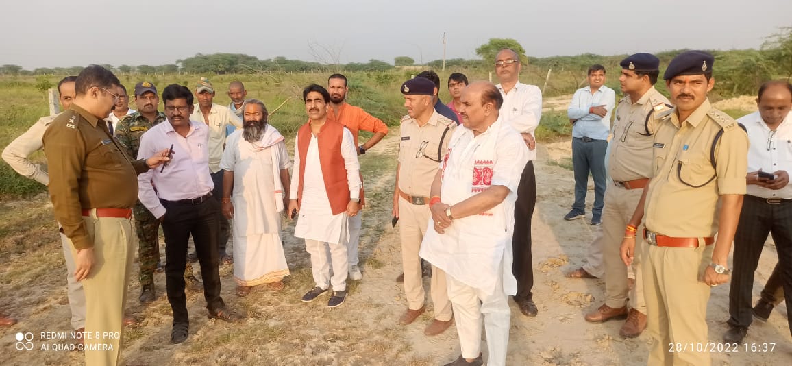 संत आगमन की तैयारियों को लेकर जिला प्रशासन ने दंदरौआ धाम में की  बैठक