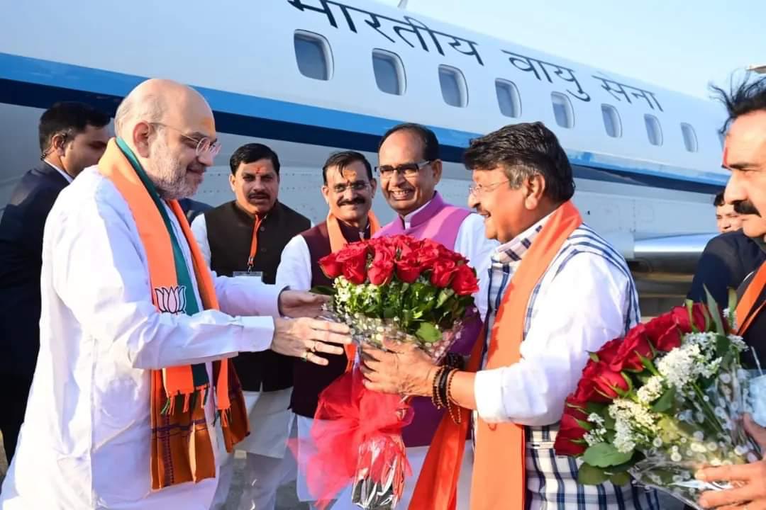 केंद्रीय गृह मंत्री अमित शाह का मुख्यमंत्री डॉ यादव ने विमानतल पर किया स्वागत केंद्रीय गृह मंत्री अमित शाह का मुख्यमंत्री डॉ यादव ने विमानतल पर किया स्वागत