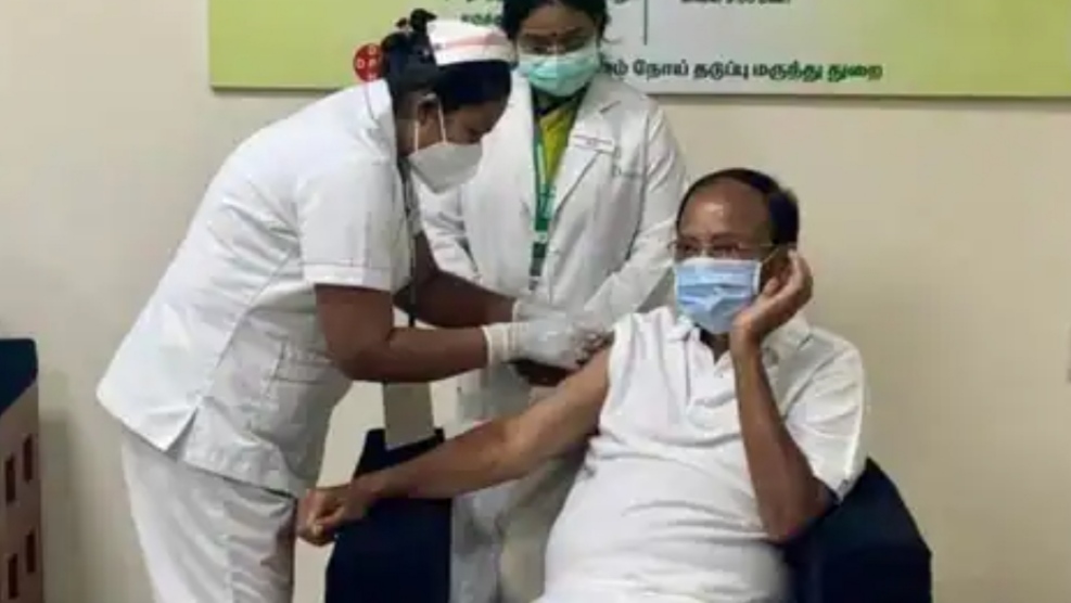  उपराष्ट्रपति एम वेंकैया नायडू ने सोमवार को चेन्नई के राजकीय मेडिकल कॉलेज में कोविड-19 टीके की पहली खुराक लगवाई । 

