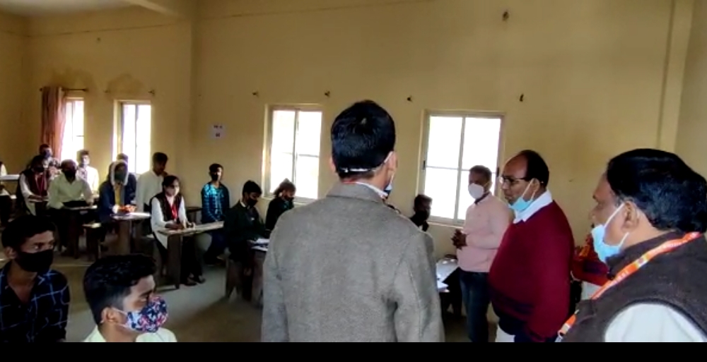 ए डी एम  प्रवीण फुलपगारे ने परीक्षा केंद्रों का किया औचक निरीक्षण