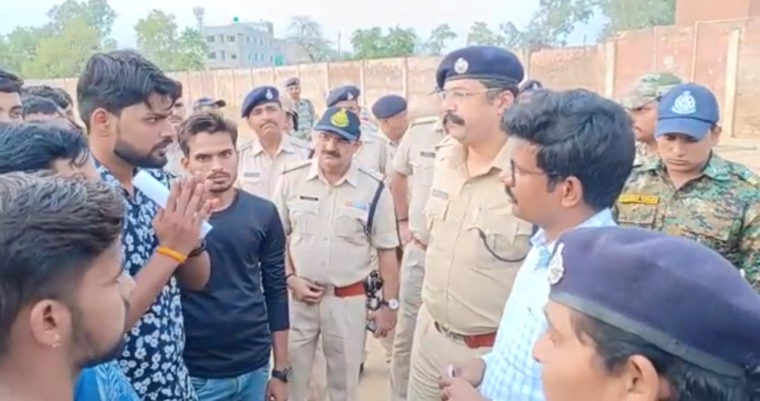 आर्मी भर्ती परीक्षा की तैयारी कर रहे युवाओं ने शांति पूर्वक ज्ञापन सौंपा आर्मी भर्ती परीक्षा की तैयारी कर रहे युवाओं ने शांति पूर्वक ज्ञापन सौंपा