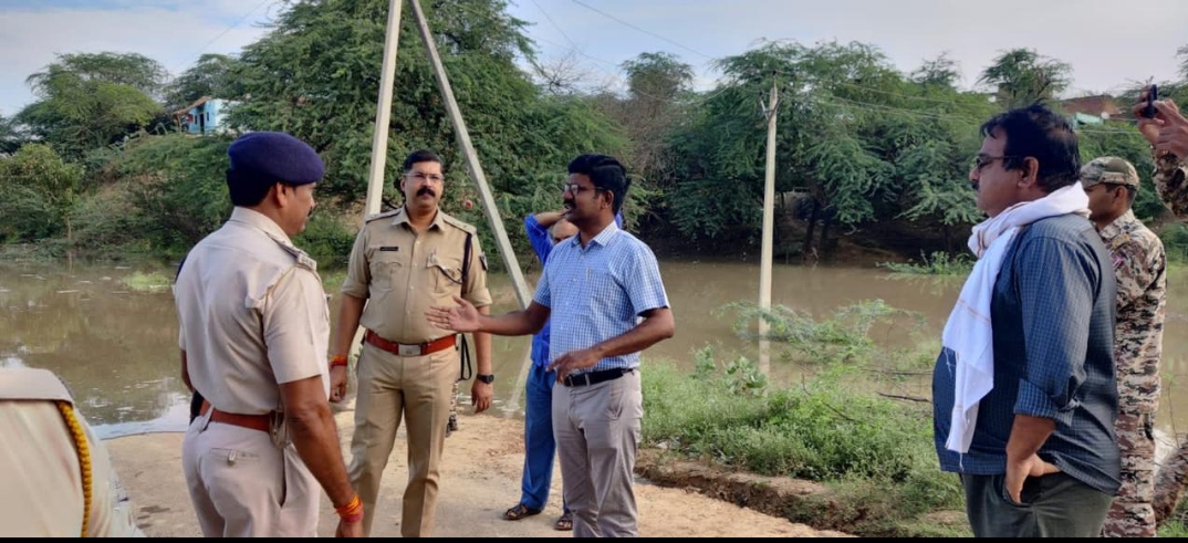कलेक्टर एवं एसपी ने चंबल नदी के बढ़ते जलस्तर के दृष्टिगत अटेर क्षेत्र का निरीक्षण किया
