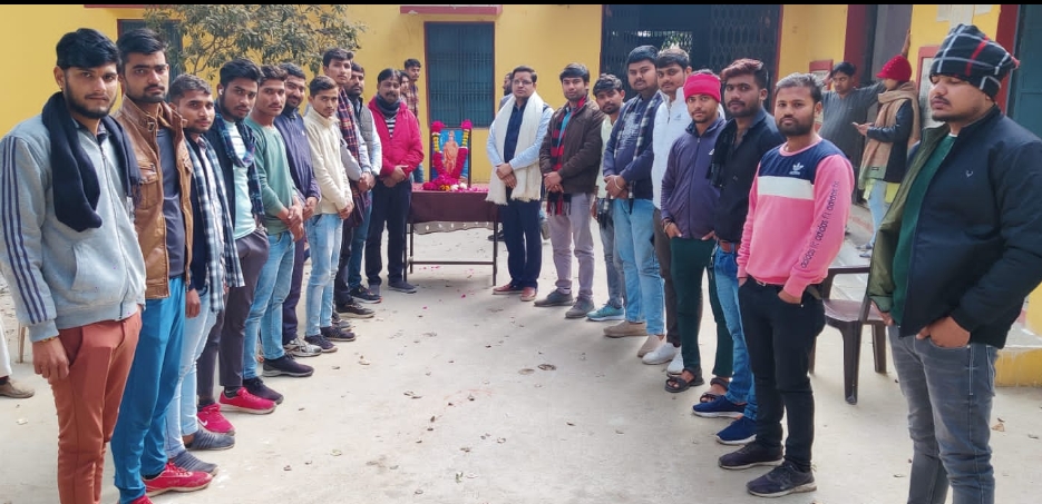 जिले में युवाओं ने निराश्रित भवन पर मनाई स्वामी विवेकानंद की जयंती