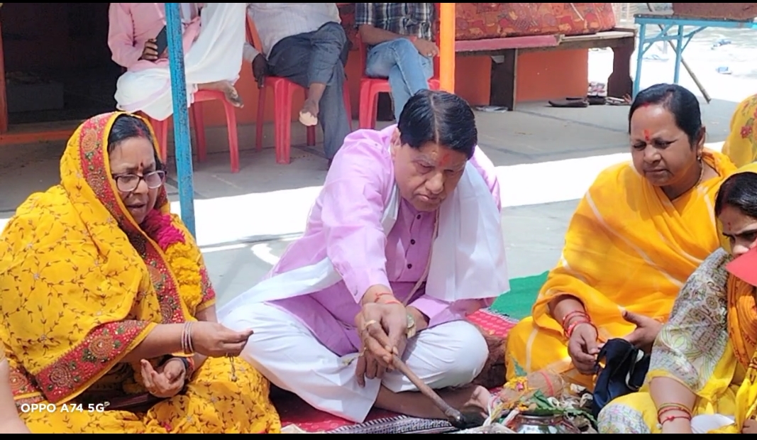 चौ. यदुनाथ सिंह की स्मृति में पांच कुंडीय गायत्री महायज्ञ का समापन, महिलाओं ने डाली  आहुतियां