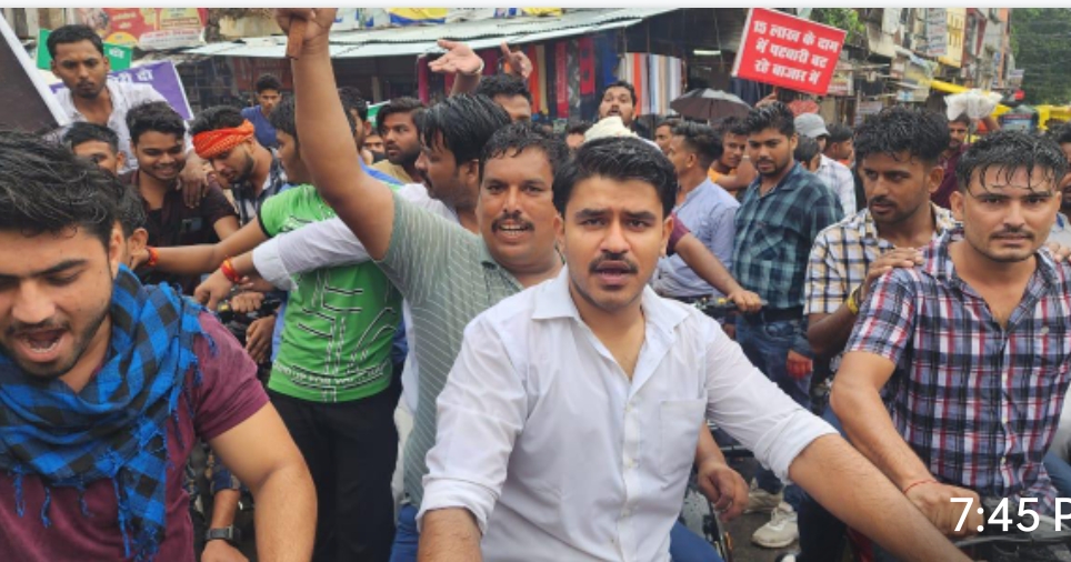 भिंड के युवाओं ने सरकार के खिलाप खोला मोर्चा
