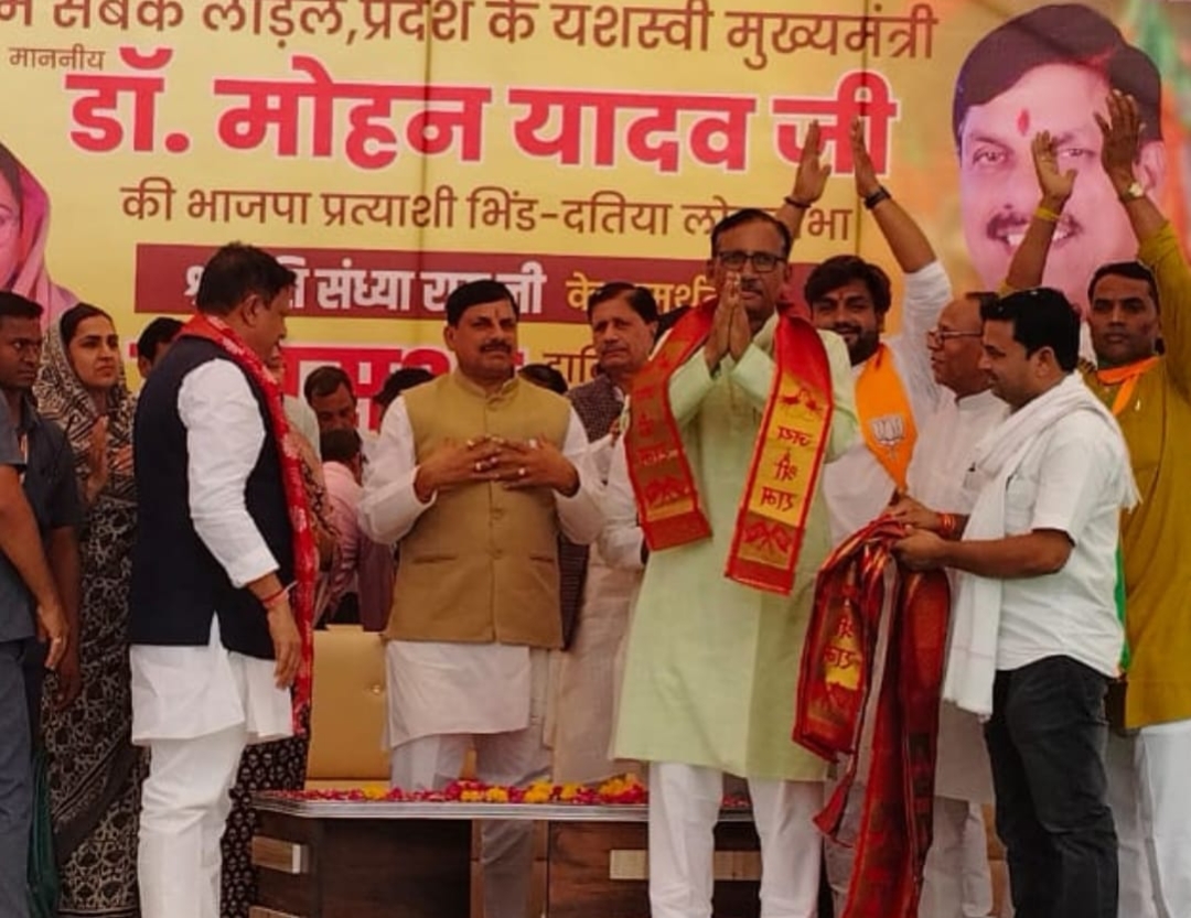 मुख्यमंत्री की सभा में पूर्व बी ई ओ ने बीजेपी का दामन थामा