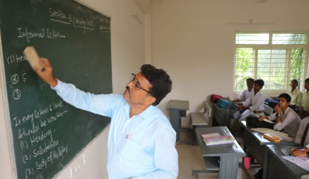 शिक्षक डॉ धीरज सिंह गुर्जर विगत 12 वर्षों से छात्रों के व्यक्तित्व विकास के साथ पढ़l रहे अंग्रेजी
