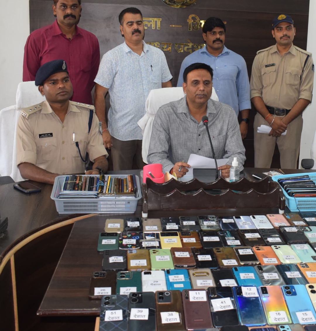  पुलिस ने गुम हुये 51 लाख के 221 मोबाईल किये बरामद। मोबाईल वापस मिलने पर मालिको के चहरे पर लोटी मुस्कान