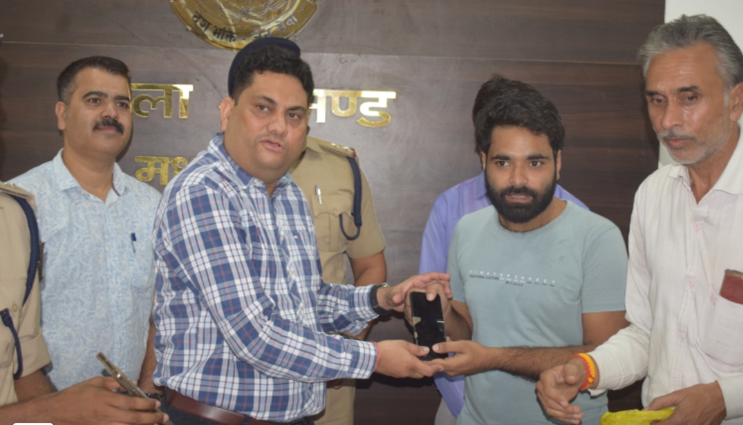  पुलिस ने गुम हुये 51 लाख के 221 मोबाईल किये बरामद। मोबाईल वापस मिलने पर मालिको के चहरे पर लोटी मुस्कान