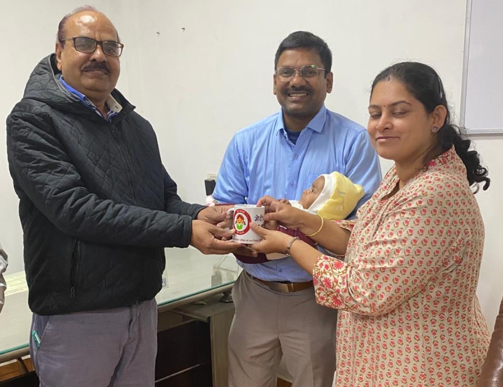 एडीएम श्री एल.के. पाण्डेय द्वारा अंतिम रूप से दत्तकग्रहण आदेश जारी किया गया
