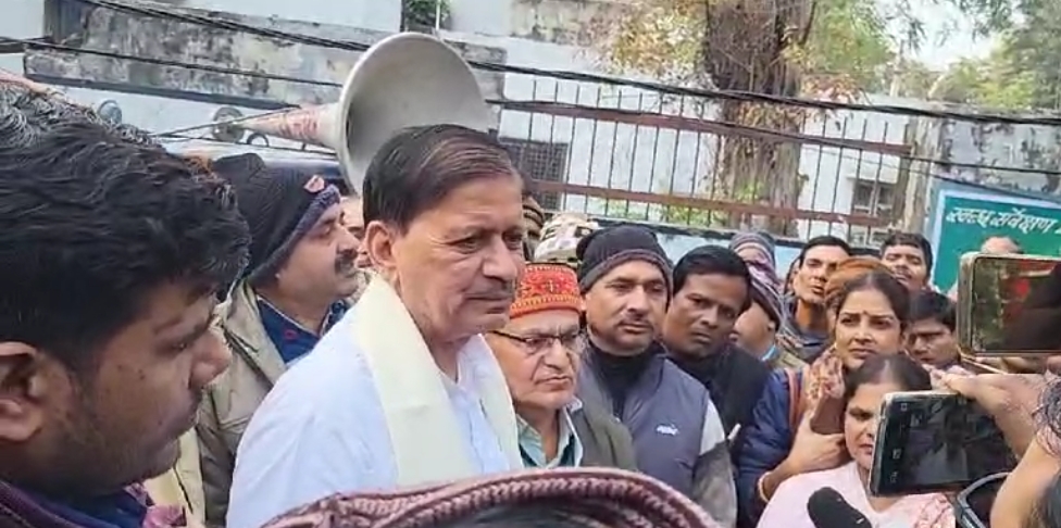 एरियर भुगतान व क्रमोन्नति वेतनमान के लिए शिक्षकों ने किया धरना प्रदर्शन