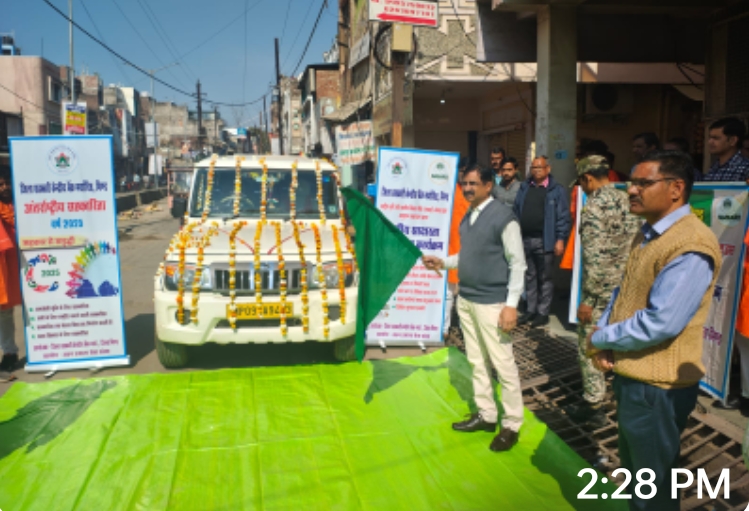 कलेक्टर ने वित्तीय साक्षरता जागरूकता रथ को हरी झंडी दिखाकर रवाना किया