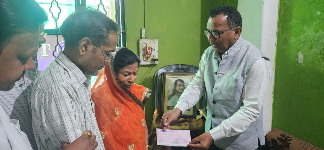 शिक्षिका के निधन पर स्कूल प्रबंधन ने माता पिता को दी 5 लाख की आर्थिक सहायता