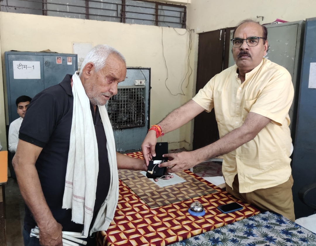 कलेक्टर के प्रयास से दशरथ को मिली कान की मशीन  